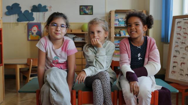 Three elementary students sitting next to each other. © dschungelfilm.